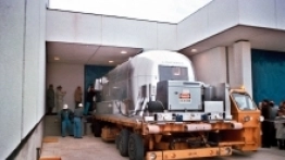 Mobilny obiekt kwarantanny z załogą lotu Apollo 12 w środku – 29 listopada 1969 roku. Zmodyfikowana przyczepa Airstream była dość ciężka, bo z dodatkowym sprzętem widocznym na zdjęciu ważyła aż 5680 kilogramów - zdjęcie 3